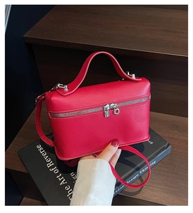 Vista dettagliata della borsa vanity in pelle rossa a grana con dettagli in argento