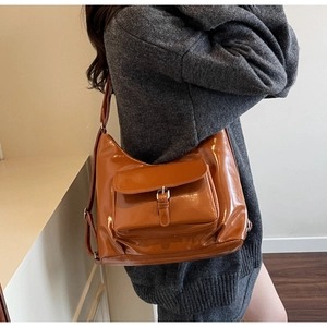 Détail du sac cabas en cuir ciré brillant avec boucle argentée et poche à rabat
