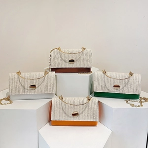 Borsa a mano in tessuto patchwork con manico in metallo e tracolla in quattro colori
