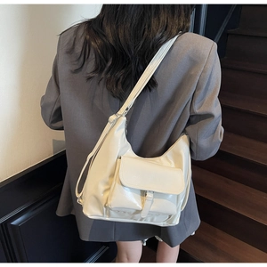 Détail d'un sac hobo crème minimaliste avec poche à boucle et finition lisse et brillante