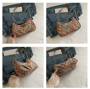Vue détaillée du sac porté épaule en jacquard floral avec bordure en cuir et chaîne argentée
