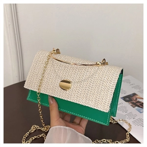 Borsa trendy in tessuto intrecciato con finiture in pelle verde e catena dorata