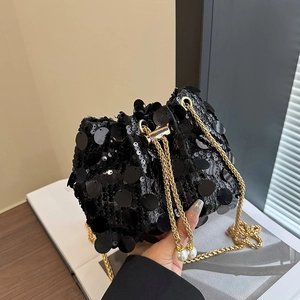 Sac seau femme tendance à paillettes noires avec chaîne dorée et cordon en perles