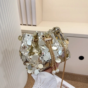Sac seau à paillettes tendance avec chaîne dorée et détails de perles blanches