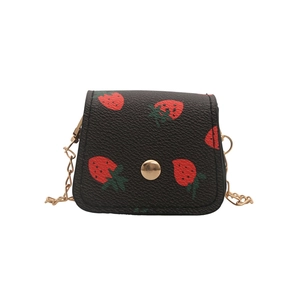 Mini sac bandoulière noir avec imprimé fraise et chaîne dorée sur fond blanc neutre