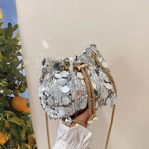 Sac seau chic à paillettes argentées avec chaîne dorée et perles pour femme