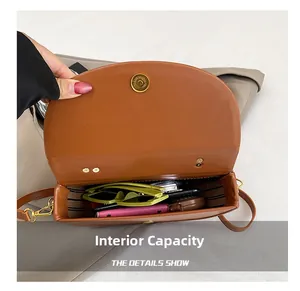 Innenansicht der braunen Satteltasche mit Platz für Sonnenbrille und Kosmetika