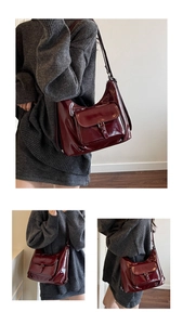 Détail d'un sac à bandoulière en cuir verni bordeaux avec poche à boucle décorative