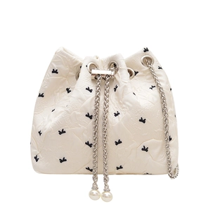 White bucket bag with bow embroidery, pleated texture, silver chain and pearl drawstrings
