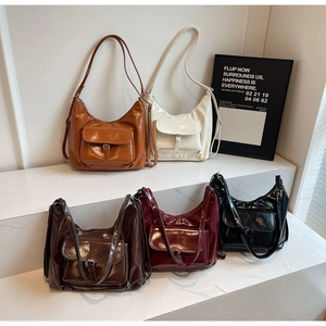 Sacs cabas brillants en cinq coloris dont marron, bordeaux et noir présentés ensemble