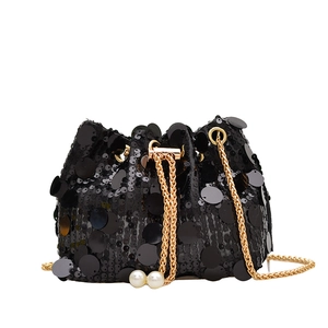 Sac seau à paillettes noires tendance avec chaîne dorée et détails de perles de serrage