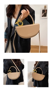 Details der beigen Satteltasche mit goldenen Ring-Hardware und Umhängegurt