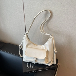 Sac hobo blanc brillant en similicuir avec boucle métallique et bandoulière ajustable