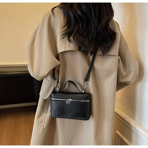 Vue détaillée du sac bandoulière noir en cuir grainé avec fermeture éclair argentée