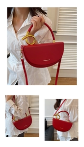Detail der roten Satteltasche mit goldenem Ringgriff und FASHION & BAGS Schriftzug