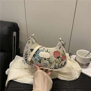Sac baguette en tissu bohème avec broderies florales et bandoulière en chaîne chic
