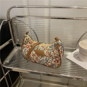 Sac croissant en jacquard floral avec bordure en cuir marron et chaîne argentée