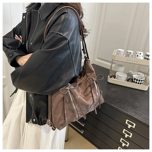 Détail du sac hobo en nylon marron café avec nœud et fermeture éclair en métal