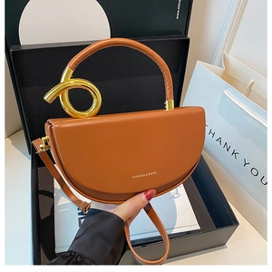 Detailansicht braune Satteltasche mit goldenem Knotengriff und glatter Lederoptik