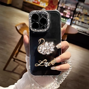 Coque iPhone luxe avec cygne en strass, lettrage Love doré et dragonne en perles de cristal