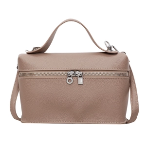 Sac trapèze minimaliste en cuir grainé rose poudré avec double fermeture éclair argentée