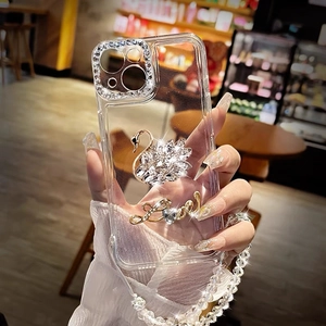 Coque iPhone transparente luxe avec cygne en strass et dragonne perle élégante