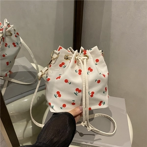 Borsa a secchiello in tela bianca con stampa di ciliegie rosse e coulisse