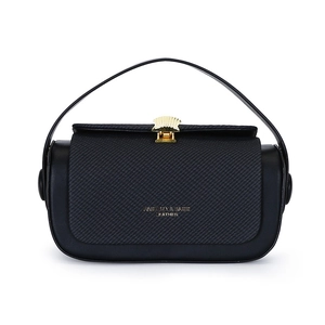 Elegante schwarze Kofferhandtasche mit Stoffklappe und goldenem Muschelverschluss-Detail