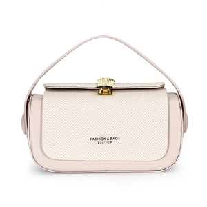 Elegante beige Leder-Umhängetasche mit strukturierter Klappe und goldenem Verschluss