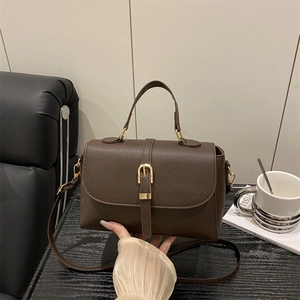 Sac à main en cuir grainé marron classique avec boucle dorée et bandoulière amovible