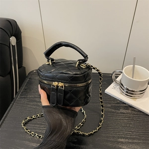 Mini borsa a scatola trapuntata nera con tracolla a catena dorata per donna elegante