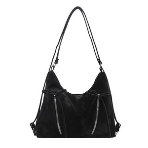 Sac hobo vintage en cuir synthétique noir brillant avec nœuds décoratifs élégants