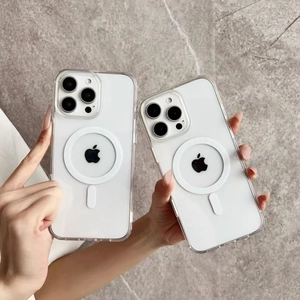 Dettaglio delle custodie trasparenti MagSafe per iPhone con finitura ad alta trasparenza