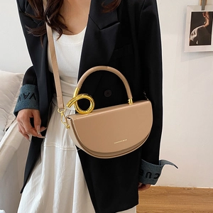 Beige Satteltasche in Halbmondform mit goldenem Spiralgriff und Schulterriemen