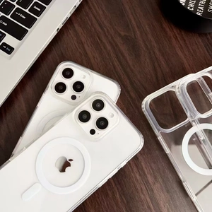 Custodia MagSafe trasparente per iPhone su scrivania in legno accanto a tastiera