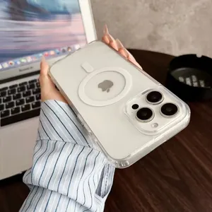 Dettaglio macro della custodia trasparente MagSafe con anello magnetico e fori precisi fotocamera