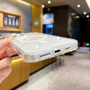 Dettaglio della custodia MagSafe trasparente per iPhone con ritagli precisi della porta