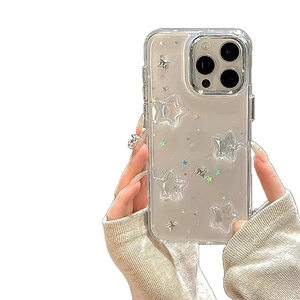 Klare iPhone Hülle mit 3D Stern-Glitzer Dekor und vollem Kameraschutz in den Händen