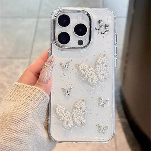 Glitzernde iPhone Hülle mit 3D-Perlenschleifen und Silberblumen in der Hand