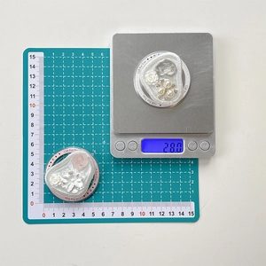Detail view of floral phone grip weighing 28.0g with rose and pearl embellishments