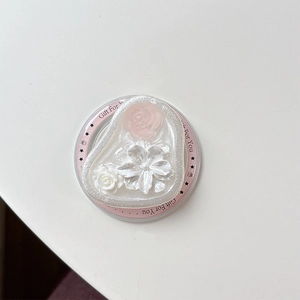 Macro view of heart-shaped magnetic phone grip with relief floral pearl resin design