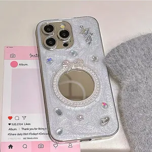 Dettaglio della custodia iPhone con specchio a fiocco di strass e cristalli a stella lucidi
