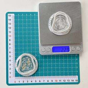 Details zur 5,5 cm Größe und 22,9 g Gewicht der magnetischen Schlangen-Handyhalterung