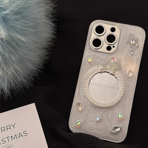 Dettaglio custodia iPhone glitterata con specchio rotondo e fiocco di strass lucidi