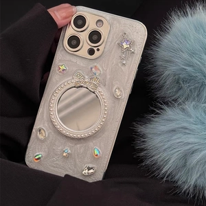 Dettaglio custodia iPhone con specchio, fiocco di strass e finitura glitter scintillante