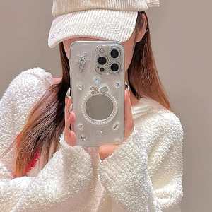 Dettaglio custodia iPhone glitter con specchio a fiocco e ornamenti a stella