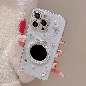 Dettaglio della cover iPhone glitterata con specchio centrale, fiocco di perle e strass