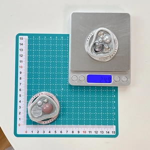 Vista dettagliata del supporto magnetico con peso di 24,9g e dimensioni di circa 5cm