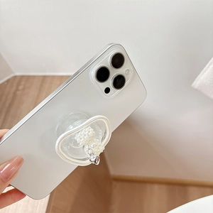 Détail d'un support de téléphone élégant en forme de cœur avec perles et pendentif argenté