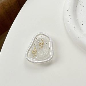 Détail du support de téléphone goutte d'eau avec serpents dorés et résine transparente
